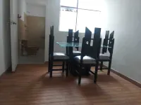 La casa está ubicada cerca al centro, parqueadero gratis para vehículo mediano.