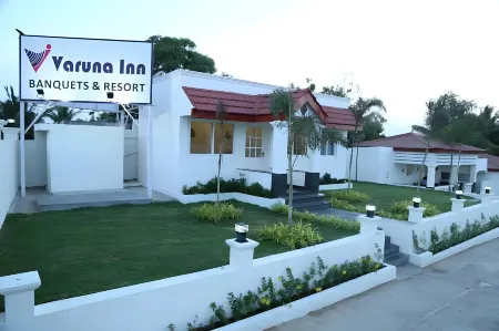 Varuna Inn Banquets & Resort Отели в г. Вада Неммели