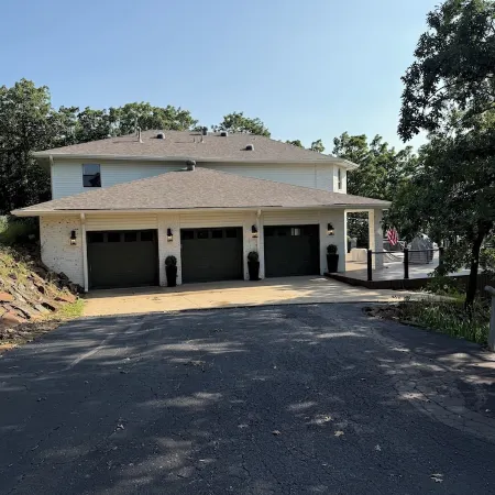 INCREDIBLE Lakehouse on Skiatook Lake! 4 bed/4 bath- HUGE deck overlooking lake!