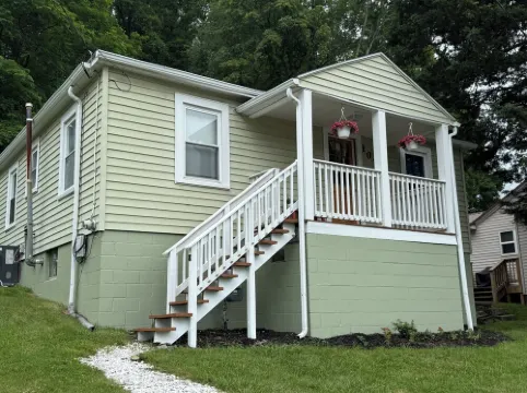 Hilltop Hideaway-charming 2 bedroom home, family friendly, WiFi , AC ,