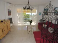 F2 IN RESIDENCE WITH SWIMMING POOL