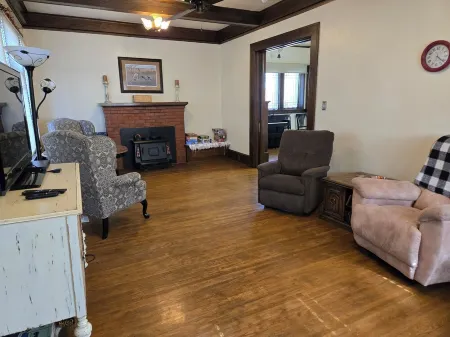 Spacious 5-bedroom house in marvelous Miles City with WiFi, AC Отели рядом с достопримечательностью «CHS Inc»