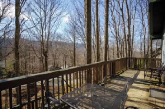Charming Beech Mountain Chalet – 2BR + Loft - 5 Mins to Ski Slopes & Restaurants