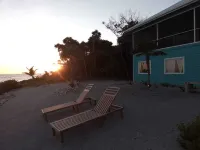 Stunning Oceanfront Home - Casa del Loco Amor Hotels in Utila