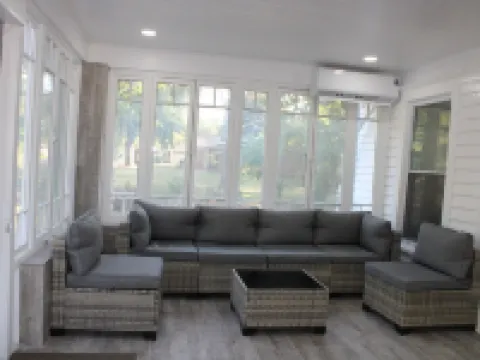 Spacious, Fully Remodel 4-bedroom house 2.5 bathroom in charming Carthage 迦太基酒店