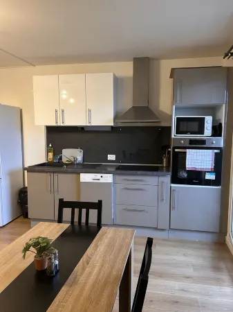Large 15.47m2 bedroom in shared apartment