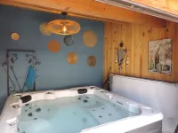 SWIMMING POOL and JACUZZI Gîte "Les chênes blancs" in PROVENCE Hotels in Aubignan