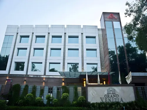 Venizia Sarovar Portico Hotels in North Delhi