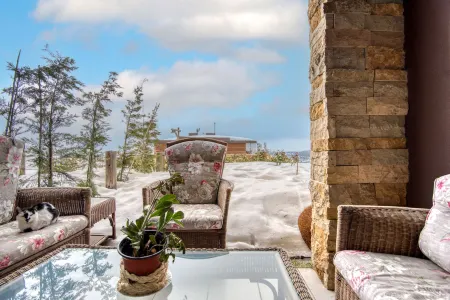 RedRock Faqra - Mountain Getaway Residences W Pool & Balconies Отели в г. Kafarakab