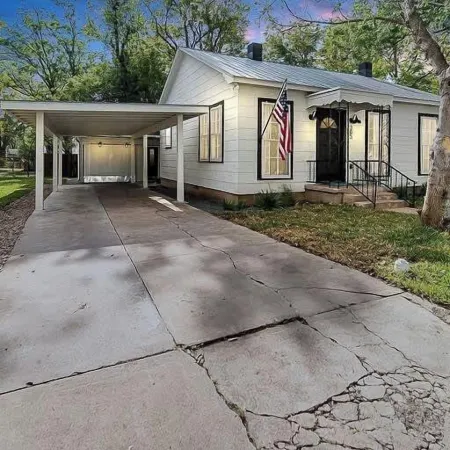 Southern Charm - Near Main with Hot Tub