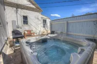 Gorgeous Home 1 Blk from Main with Hot Tub & Fire Pit!