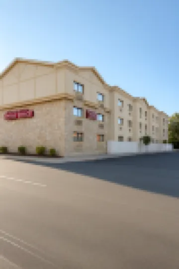 Floral Park Motor Lodge Hotels near Belmont Park