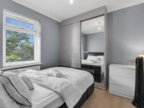 4 Bed House-Garden-Parking-15 Min Elizabeth Line Hotels in Dagenham