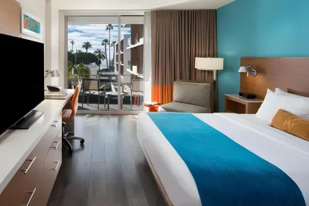 Shore Hotel Отели рядом с достопримечательностью «Museum of Flying»