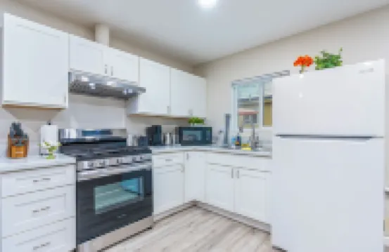 M2-Bungalow Home Quiet & safe 3bedroom 2 bath Foot of the mountain Kingbed!