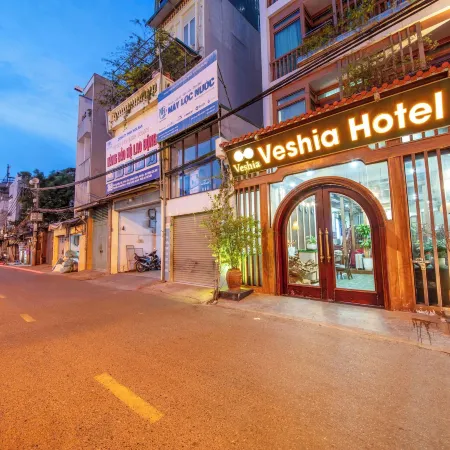 Veshia Hotel & Spa Отели рядом с достопримечательностью «Старый мост Лонгбьен»