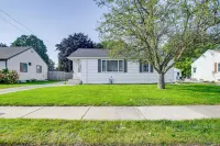 < 1 Mi to Lambeau Field: Green Bay Home w/ Grill! - 3-Star