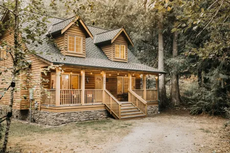 Glacier Springs Cabin 89 Cedar and Log Cabin Close to Skiing and Hiking Отели в г. Деминг