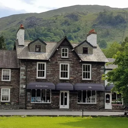 Newly refurbished 2 bedroom, 2 bathroom apartment right in the heart of Grasmere