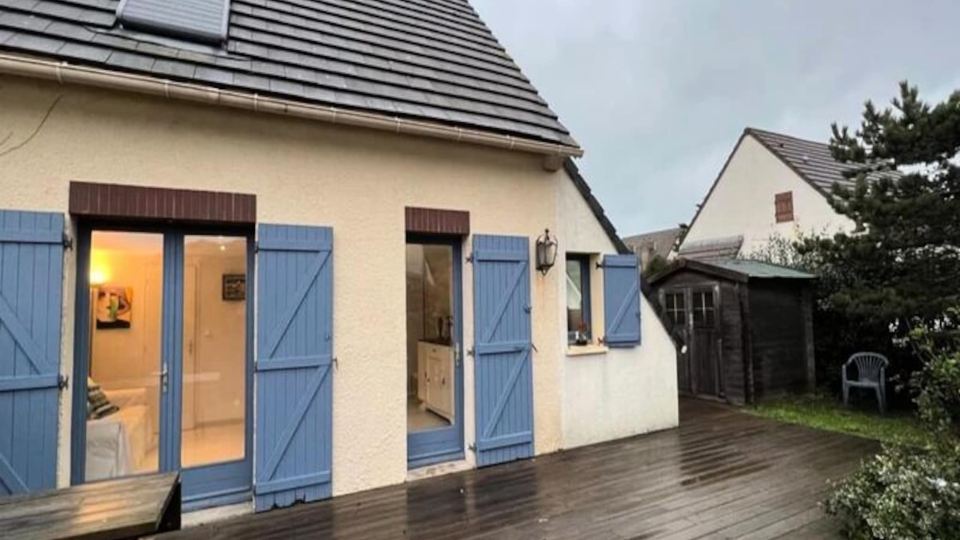 Cottage in Dunes with Serene Walking Paths