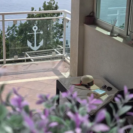 Indy's Beach Apartments- Studio Apartment with Patio and Sea View