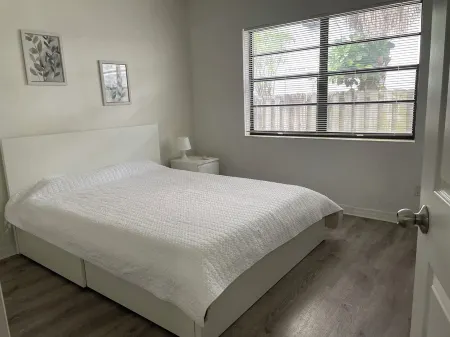 Cozy 1-bedroom apartment in awesome Miami Shores with AC
