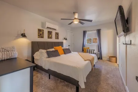 Updated Cozy Downtown Forest Retreat Отели рядом с достопримечательностью «Casper Events Center»