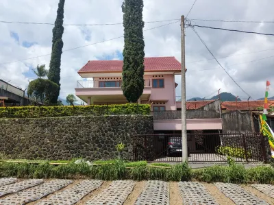 Villa Sulthon Hotels in Tawangmangu Subdistrict