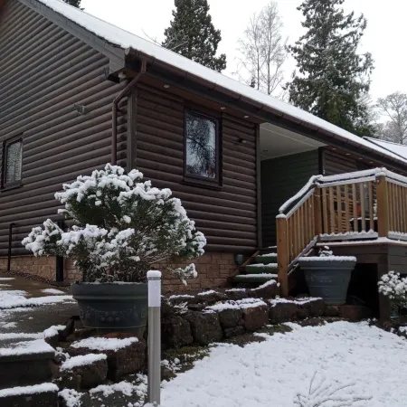 2 Bed Cottage Sleeps 4 -Private Garden -Pets Okay