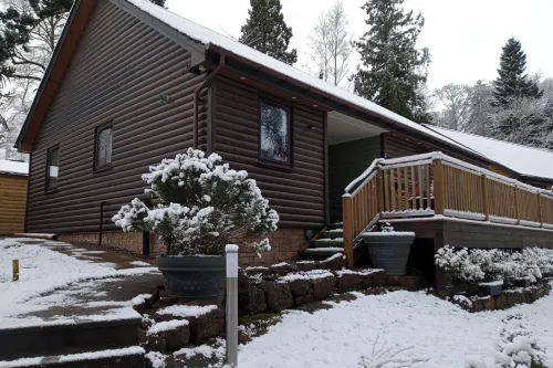 2 Bed Cottage Sleeps 4 -Private Garden -Pets Okay - parking