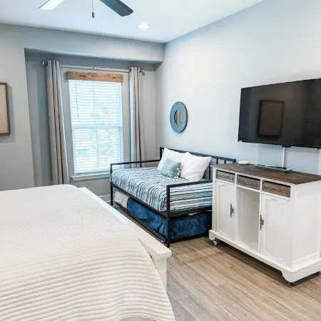 Beachy Bright - Family Friendly! - Close to Beach