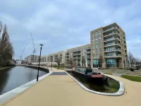 2 Br Apt at Plotseeker Short Term Rental London Hotel di Wembley