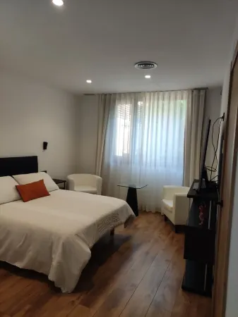 Independent lodging with exit to the garden.  Close to airport, subway and train. Отели в г. El Prat de Llobregat