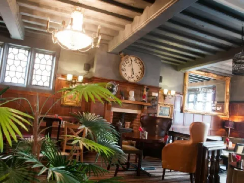 Huckleberrys Bar & Grill Hotels in 