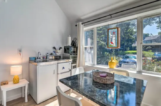 3 Mi to Beach Couples Escape in Marston Mills