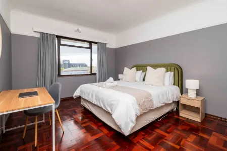 Spacious 2 Bedroom Apartment, Claremont, Cape Town Отели рядом с достопримечательностью «Arderne Gardens»