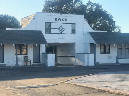 The Oaks Motel
