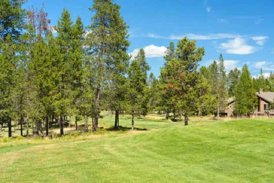 Private Hot Tub and Scenic Deck Views - Stunning Golf Course Retreat