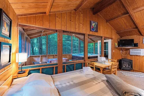 Romantic Get-away Cabin in the woods, w/Hottub next to coolest small town in USA