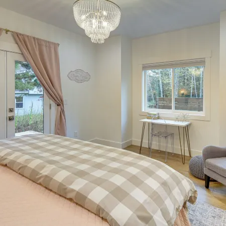 2 Mi to Payette Lake: Charming Cottage w/ Hot Tub!