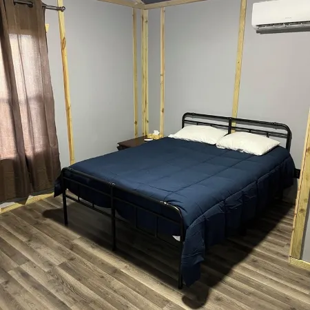 Charming 2-bedroom cabin in enchanting Hocking Hills with WiFi, AC