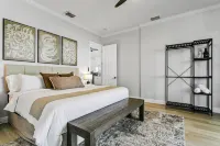 Luxe Waterfront Hideaway w Pool & Pirate Ship Dock Hotels in Westchase