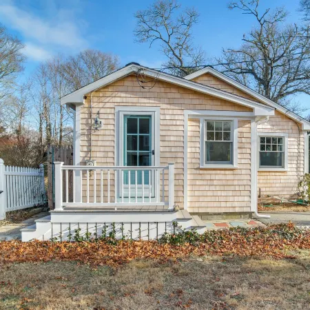 Walk to Monument Beach Cape Cod Cottage with Grill