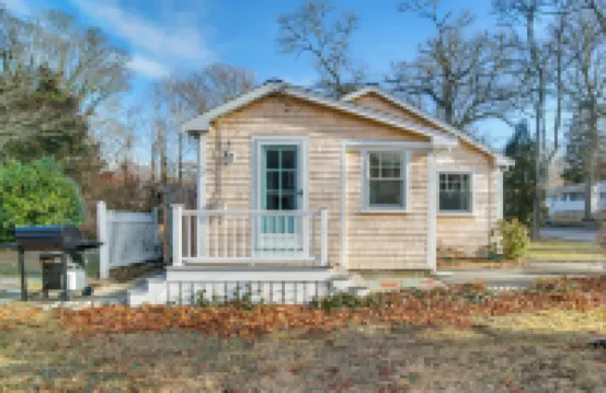 Walk to Monument Beach Cape Cod Cottage with Grill