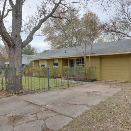 6 Mi to Dtwn Austin: Home w/ Screened Porch & Yard