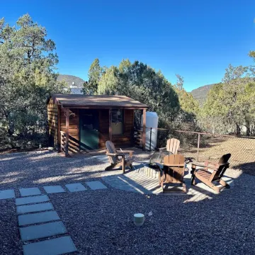 Ponderosa Place, Charming Cabin with Large Deck and Mountain View, Veteran Owned
