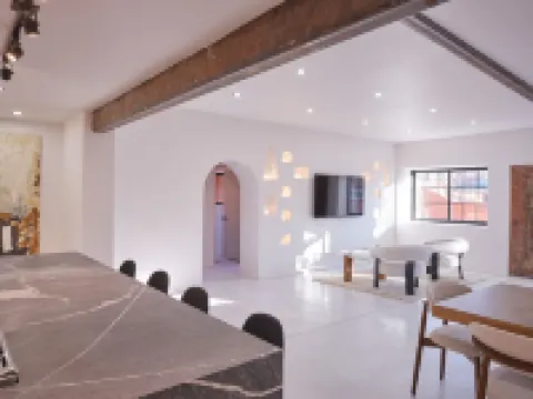 The Nicho House: 4Bd Ultra-Modern Adobe: Walk to Plaza