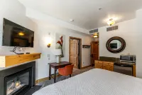 Resort property, corner one bedroom, pool, steps to skiing and golf, enjoy SV413B/C - 2 étoiles