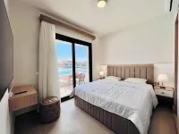 Modern 3BR Escape Panoramic Lagoon & Sea Views - 小木屋