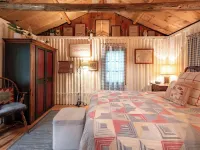 Quaint and cozy log  and knotty pine cabin close to lakes. Hotels in Harrison